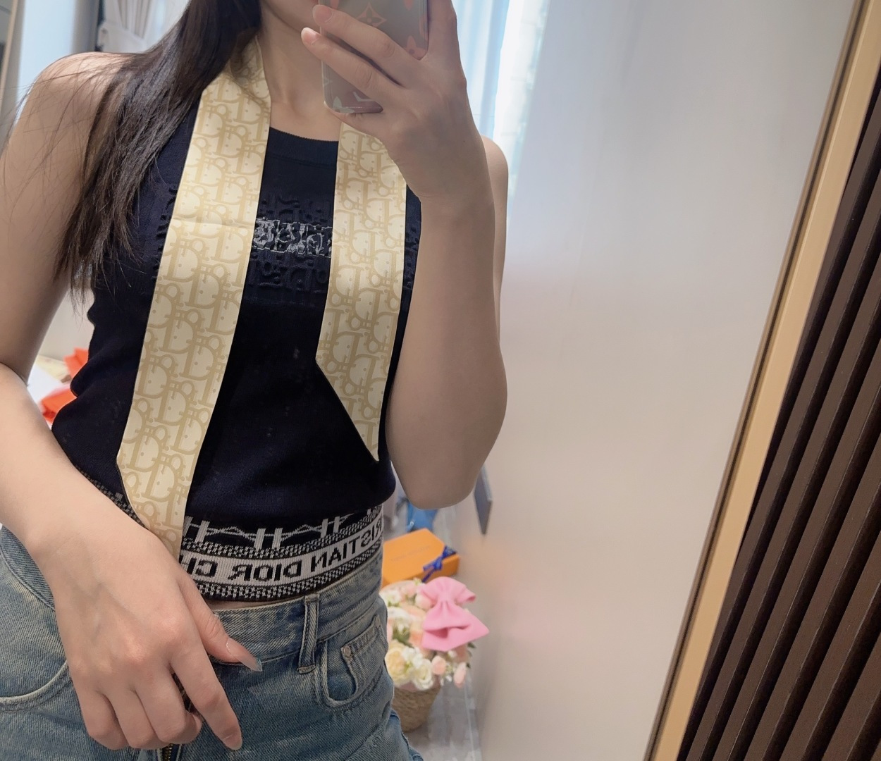 NO:379504,The new model of this Montaigne Mitzah headband scarf draws inspiration from the iconic Dior boutique address. The presbyterian letters and striped style are classic, slender, sharp corners on both ends, and the back is decorated with the 