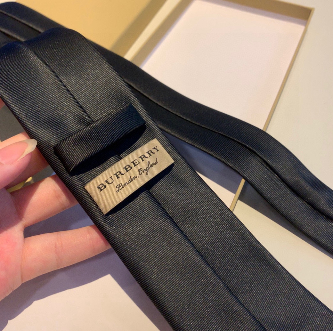 特价特 B家专柜同步领带出货啦‼️‼️巴宝莉新款👔👔，稀有😻😻展现精湛手工与时尚优雅的理想选择，这款采用