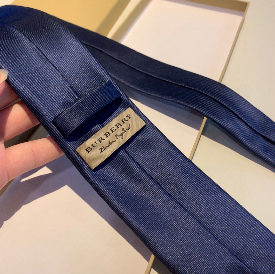 特价特 B家专柜同步领带出货啦‼️‼️巴宝莉新款👔👔，稀有😻😻展现精湛手工与时尚优雅的理想选择，这款采用