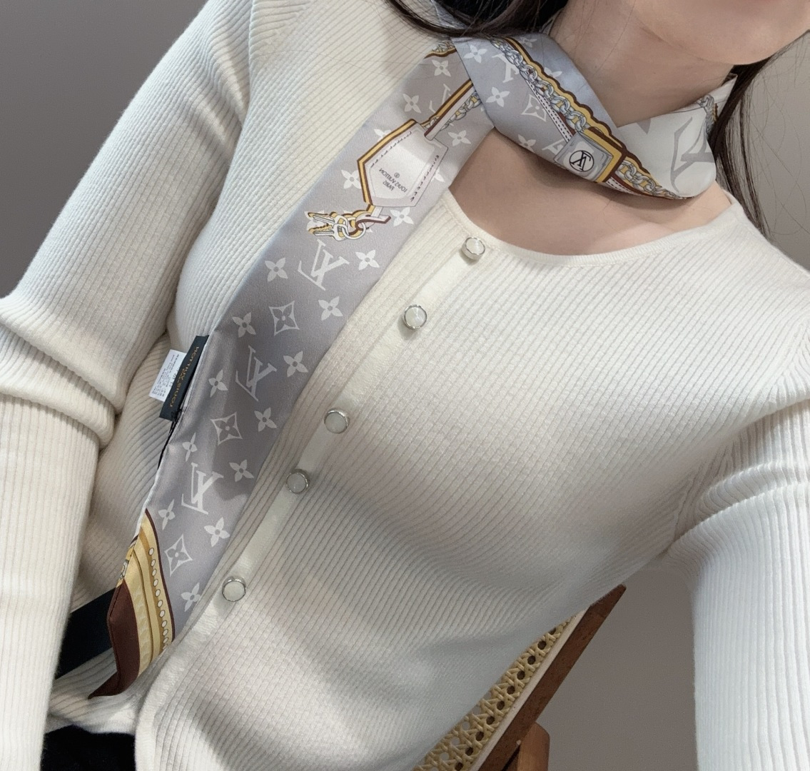 NO:379319,50Lv's latest double-layer hairband ~ straps, bow tie, streamer, various multi-purpose domestic official websites are also available on the shelves + awesome [LV's latest Tuya Point Pattern, Private Streaming Exclusive Authentic Batch, Large Goods were loaded before the New Year, shipped away, the remaining quantity is not large, you can definitely use it for ten thousand years, slow hand without SVIP recommendation] Compared with the price of the counter, I really bought this monogram series. The more you look, the better it looks, and there are many ways to use it, it has a tone. Super soft 6* top imported double-layer silk small streamer scarf, streamer, hair tie, louis vuitton, real silk1986090950Lv最新双层束发带~绑带.领结.飘带各种多用途国内官网也上架了售价＋牛逼【LV最新图雅波点图案 私流独家正品批次 大货年前装船发走了 剩余的数量不多 自留绝对可以用万年 手慢无SVIP推荐】和专柜的价格比,真心是买到偷着乐哈这个monogram系列真心的越看越好看而且多way用法,随便怎么搭配都好有腔调.超级柔软6*顶级进口双层真丝小飘带丝巾,飘带，发束,louis vuitton,real silk,accessory