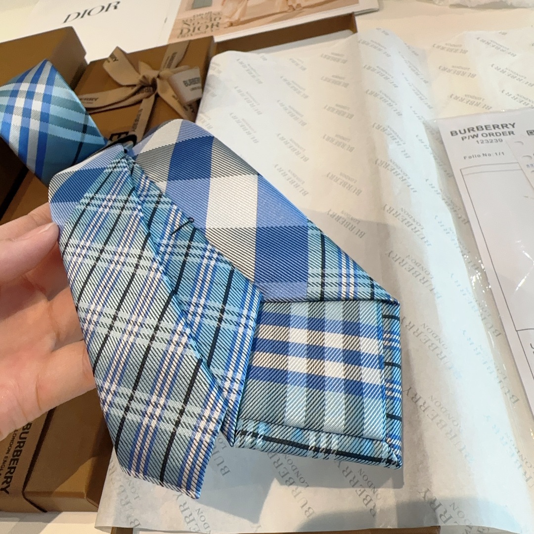 特价特 专柜同步领带出货啦‼‼Burberry【博柏利领带】👔👔，稀有😻😻展现精湛手工与时尚优雅的理想选