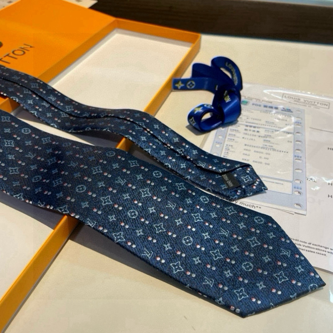 特价👏专柜同歩👔👔精致的小Logo提花，低调奢华大气的配色，这款领带将Lv标志性的Damier图案以同色