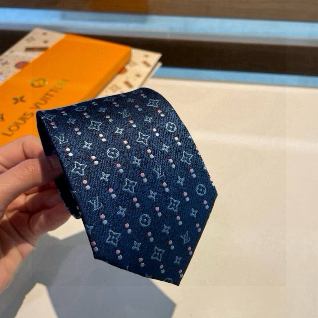 特价👏专柜同歩👔👔精致的小Logo提花，低调奢华大气的配色，这款领带将Lv标志性的Damier图案以同色