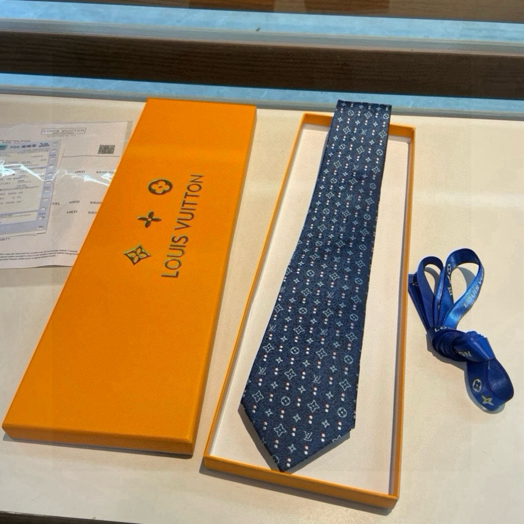 特价👏专柜同歩👔👔精致的小Logo提花，低调奢华大气的配色，这款领带将Lv标志性的Damier图案以同色