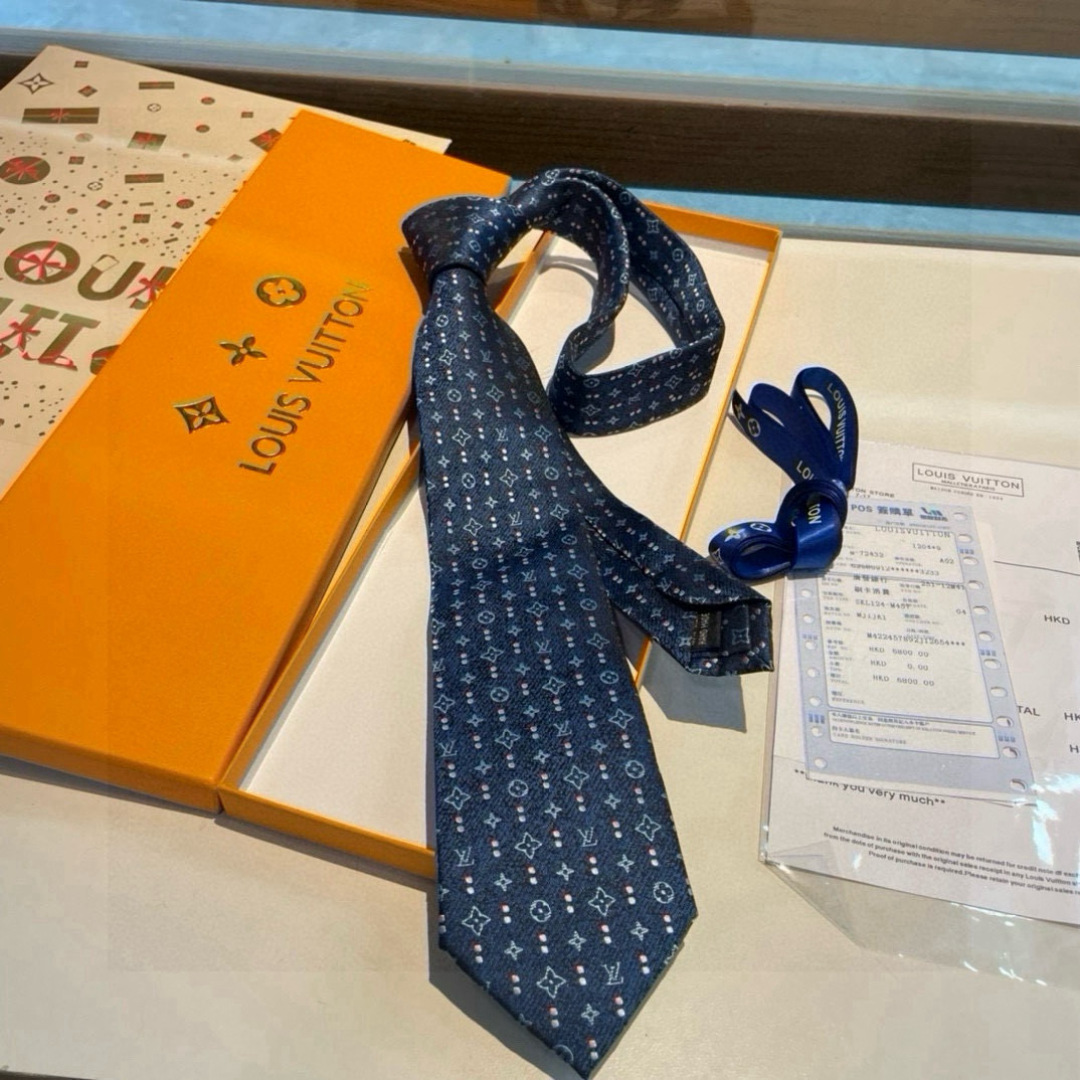 特价👏专柜同歩👔👔精致的小Logo提花，低调奢华大气的配色，这款领带将Lv标志性的Damier图案以同色