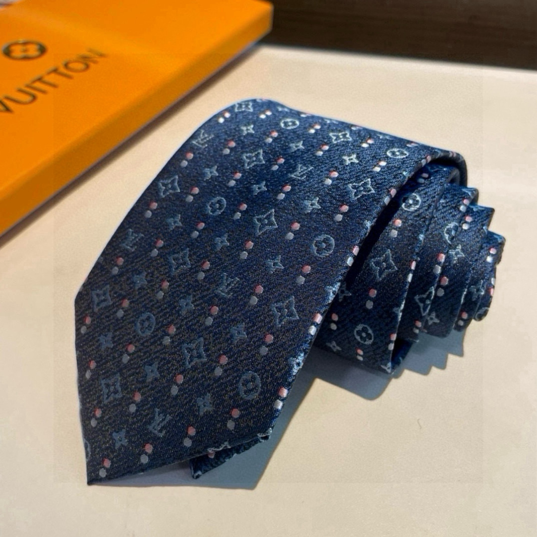特价👏专柜同歩👔👔精致的小Logo提花，低调奢华大气的配色，这款领带将Lv标志性的Damier图案以同色
