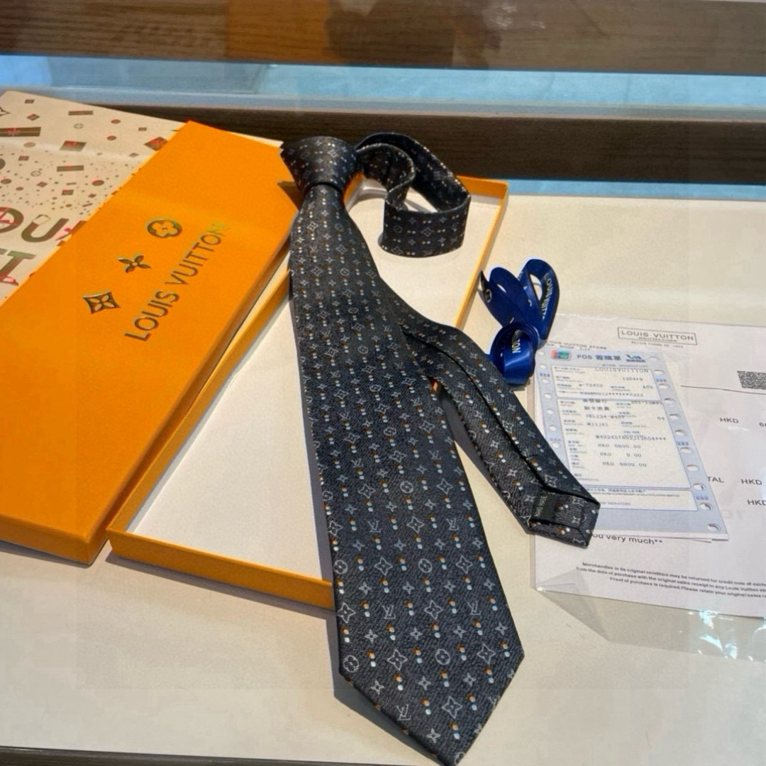 特价👏专柜同歩👔👔精致的小Logo提花，低调奢华大气的配色，这款领带将Lv标志性的Damier图案以同色