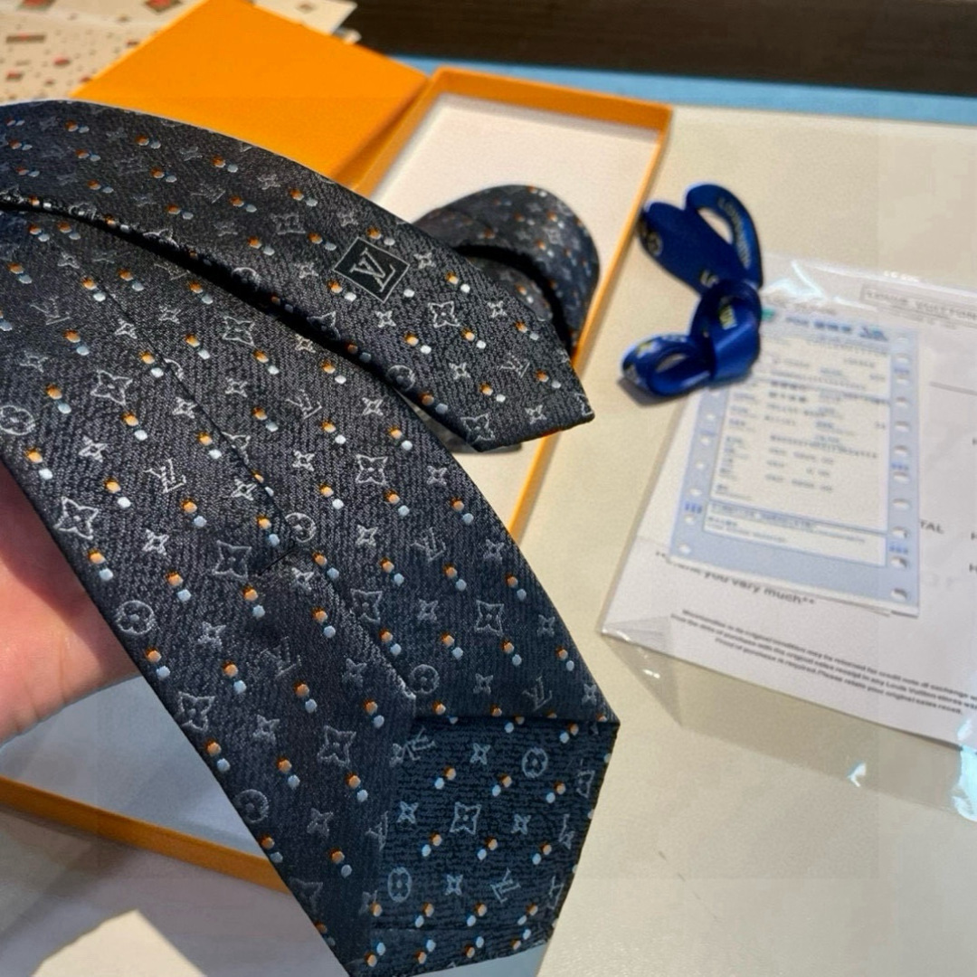 特价👏专柜同歩👔👔精致的小Logo提花，低调奢华大气的配色，这款领带将Lv标志性的Damier图案以同色