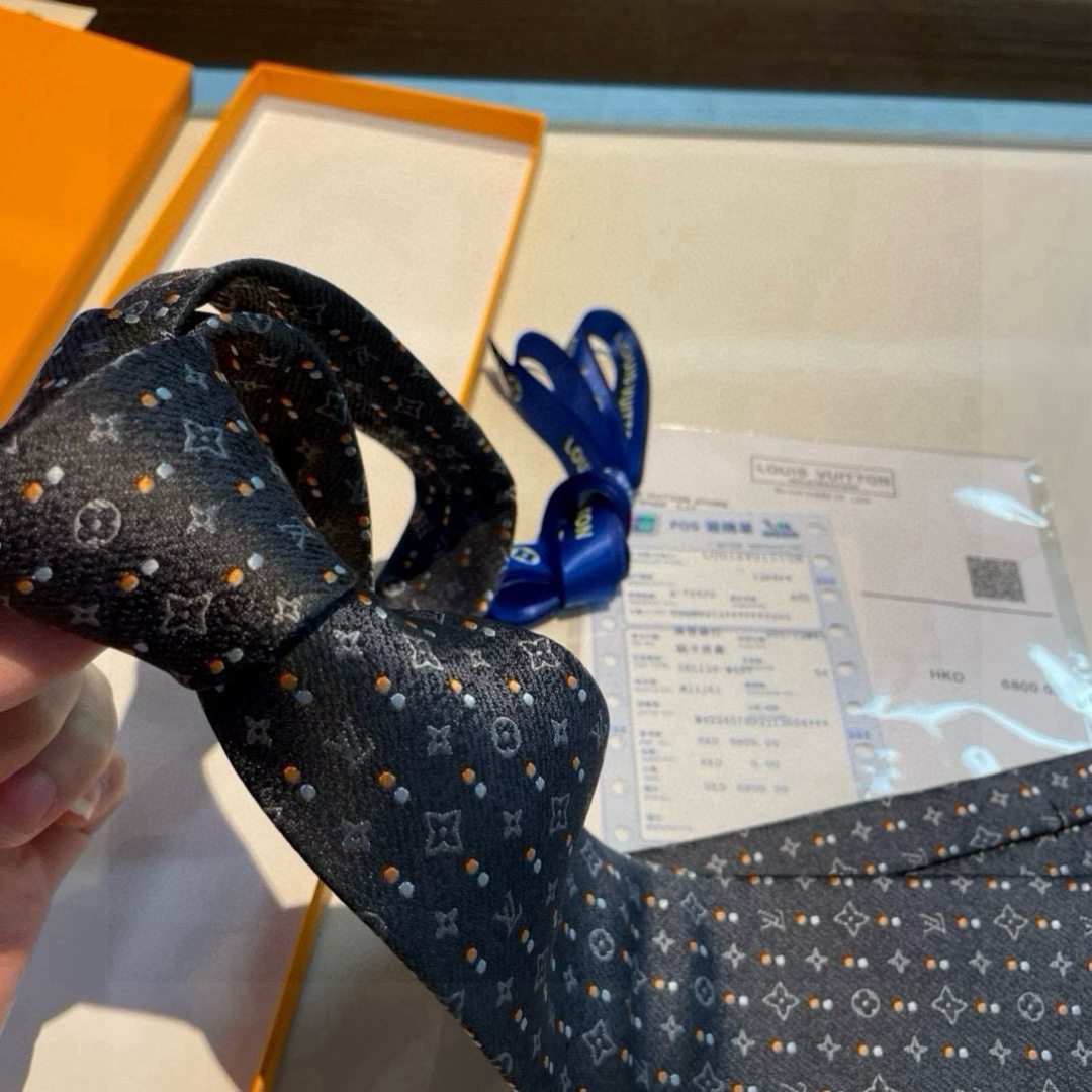 特价👏专柜同歩👔👔精致的小Logo提花，低调奢华大气的配色，这款领带将Lv标志性的Damier图案以同色
