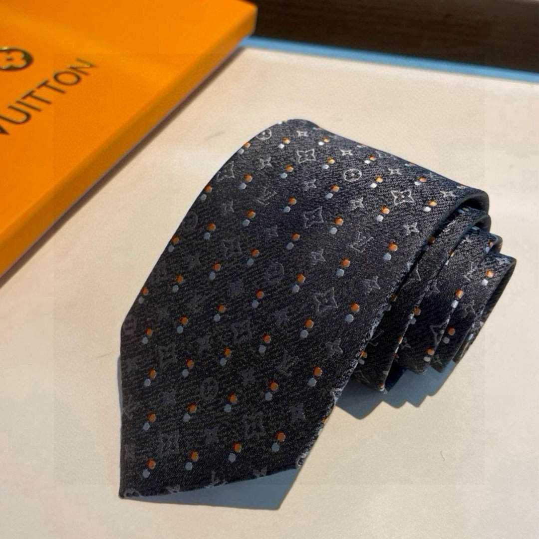 特价👏专柜同歩👔👔精致的小Logo提花，低调奢华大气的配色，这款领带将Lv标志性的Damier图案以同色