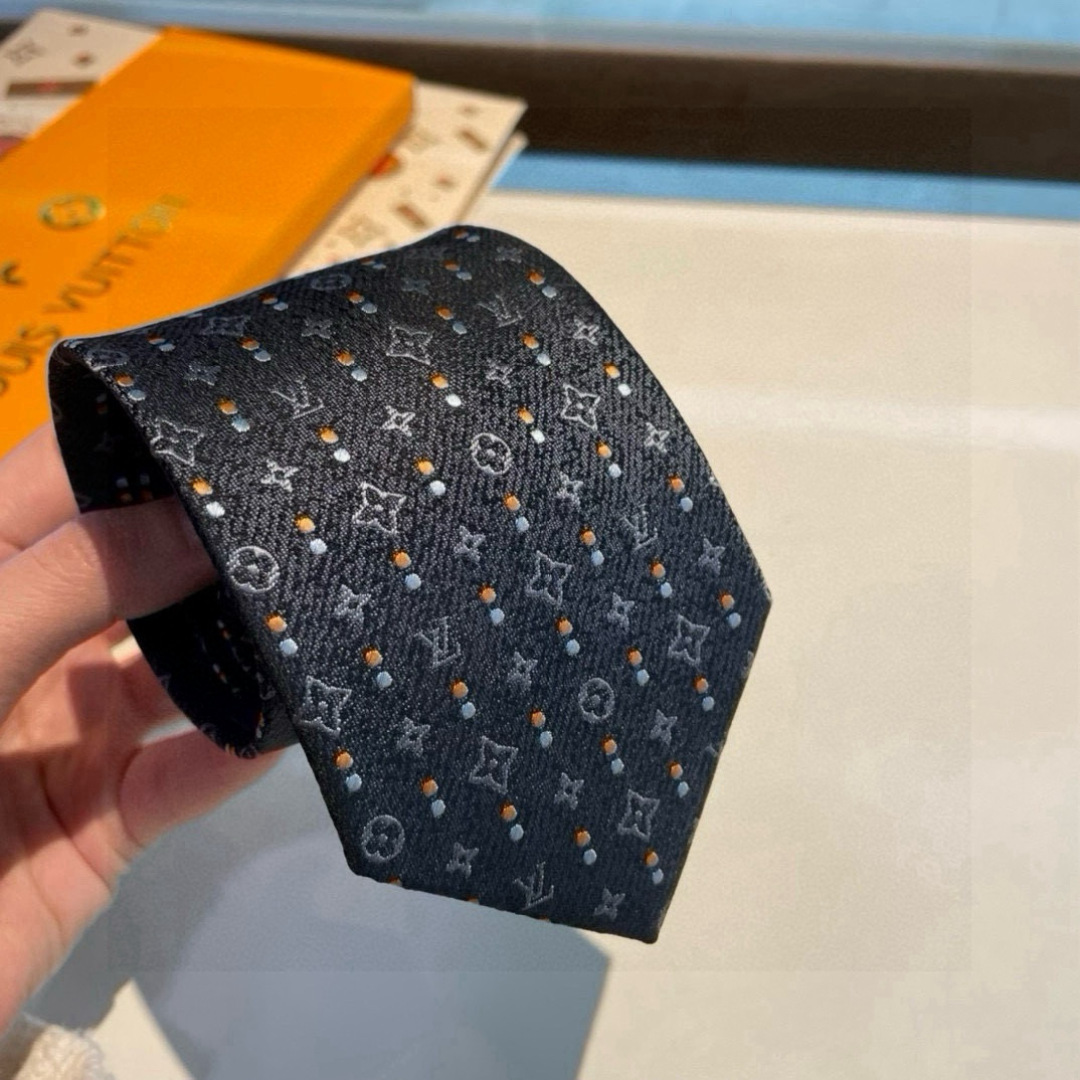 特价👏专柜同歩👔👔精致的小Logo提花，低调奢华大气的配色，这款领带将Lv标志性的Damier图案以同色