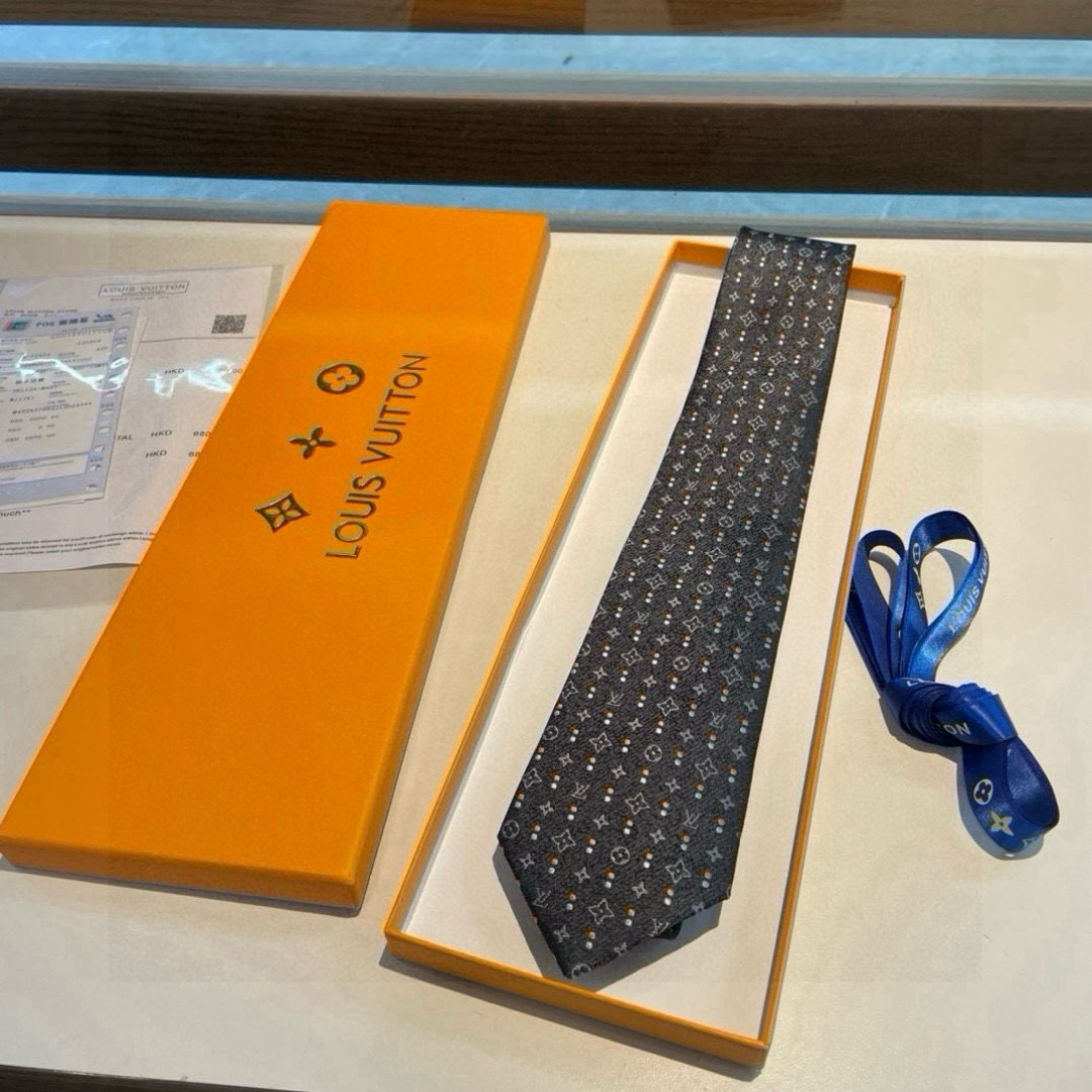 特价👏专柜同歩👔👔精致的小Logo提花，低调奢华大气的配色，这款领带将Lv标志性的Damier图案以同色