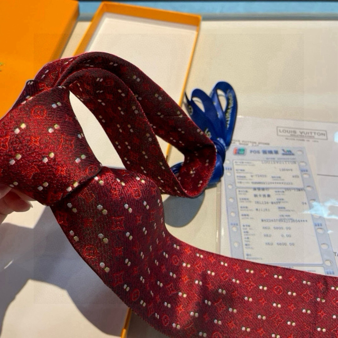 特价👏专柜同歩👔👔精致的小Logo提花，低调奢华大气的配色，这款领带将Lv标志性的Damier图案以同色