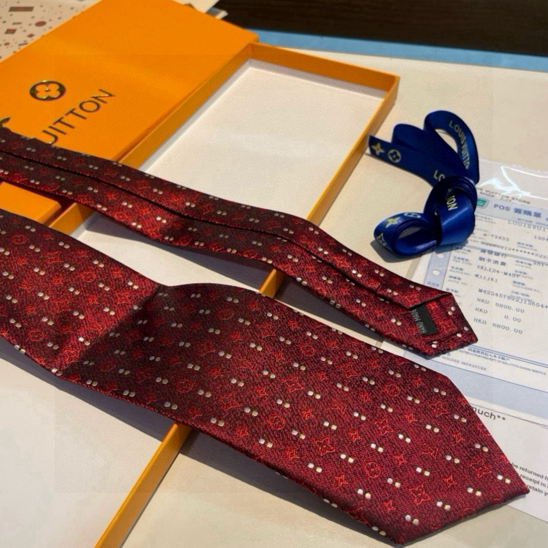 特价👏专柜同歩👔👔精致的小Logo提花，低调奢华大气的配色，这款领带将Lv标志性的Damier图案以同色