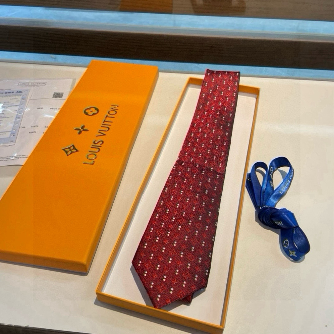 特价👏专柜同歩👔👔精致的小Logo提花，低调奢华大气的配色，这款领带将Lv标志性的Damier图案以同色