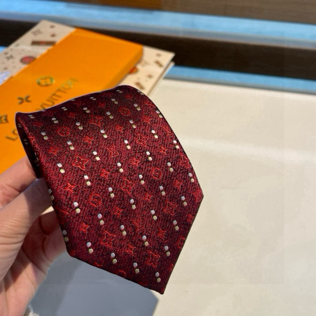 特价👏专柜同歩👔👔精致的小Logo提花，低调奢华大气的配色，这款领带将Lv标志性的Damier图案以同色