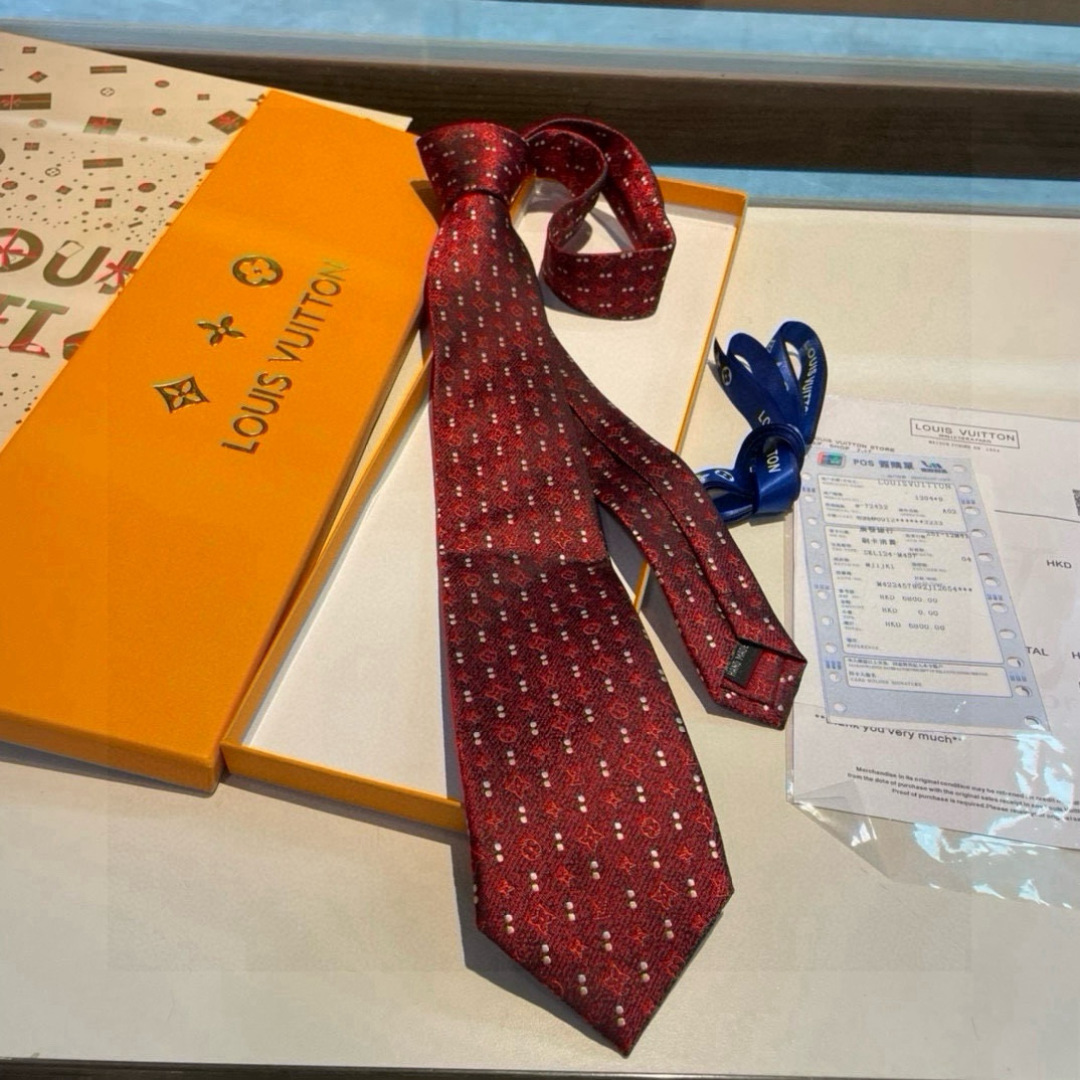 特价👏专柜同歩👔👔精致的小Logo提花，低调奢华大气的配色，这款领带将Lv标志性的Damier图案以同色