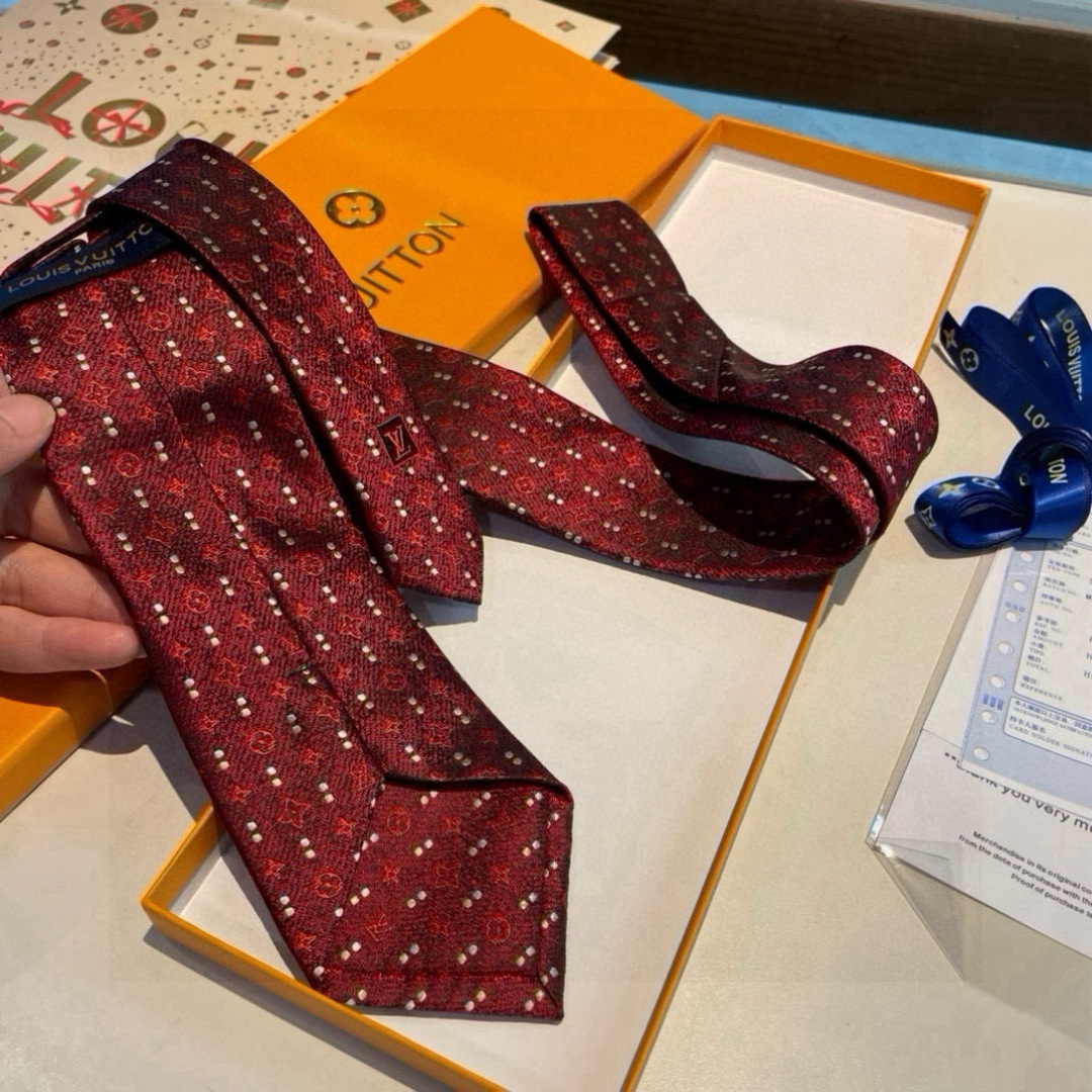 特价👏专柜同歩👔👔精致的小Logo提花，低调奢华大气的配色，这款领带将Lv标志性的Damier图案以同色