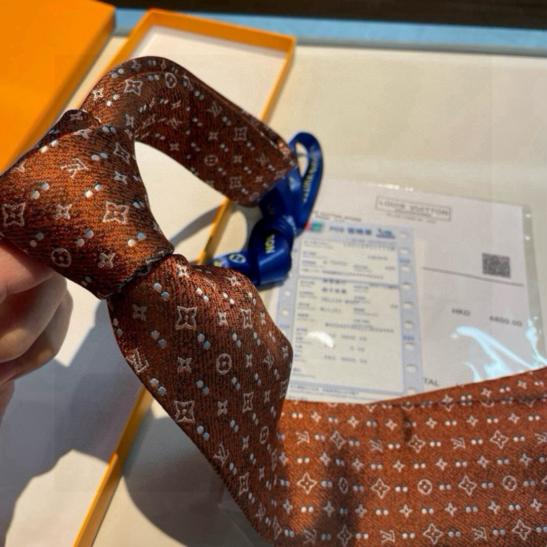 特价👏专柜同歩👔👔精致的小Logo提花，低调奢华大气的配色，这款领带将Lv标志性的Damier图案以同色