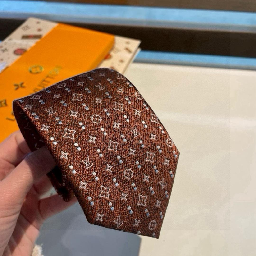 特价👏专柜同歩👔👔精致的小Logo提花，低调奢华大气的配色，这款领带将Lv标志性的Damier图案以同色