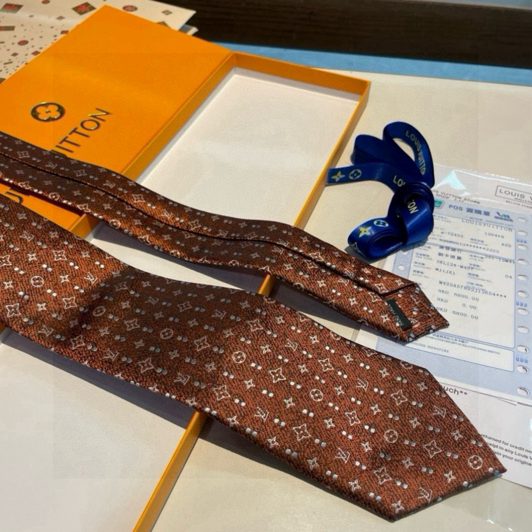 特价👏专柜同歩👔👔精致的小Logo提花，低调奢华大气的配色，这款领带将Lv标志性的Damier图案以同色