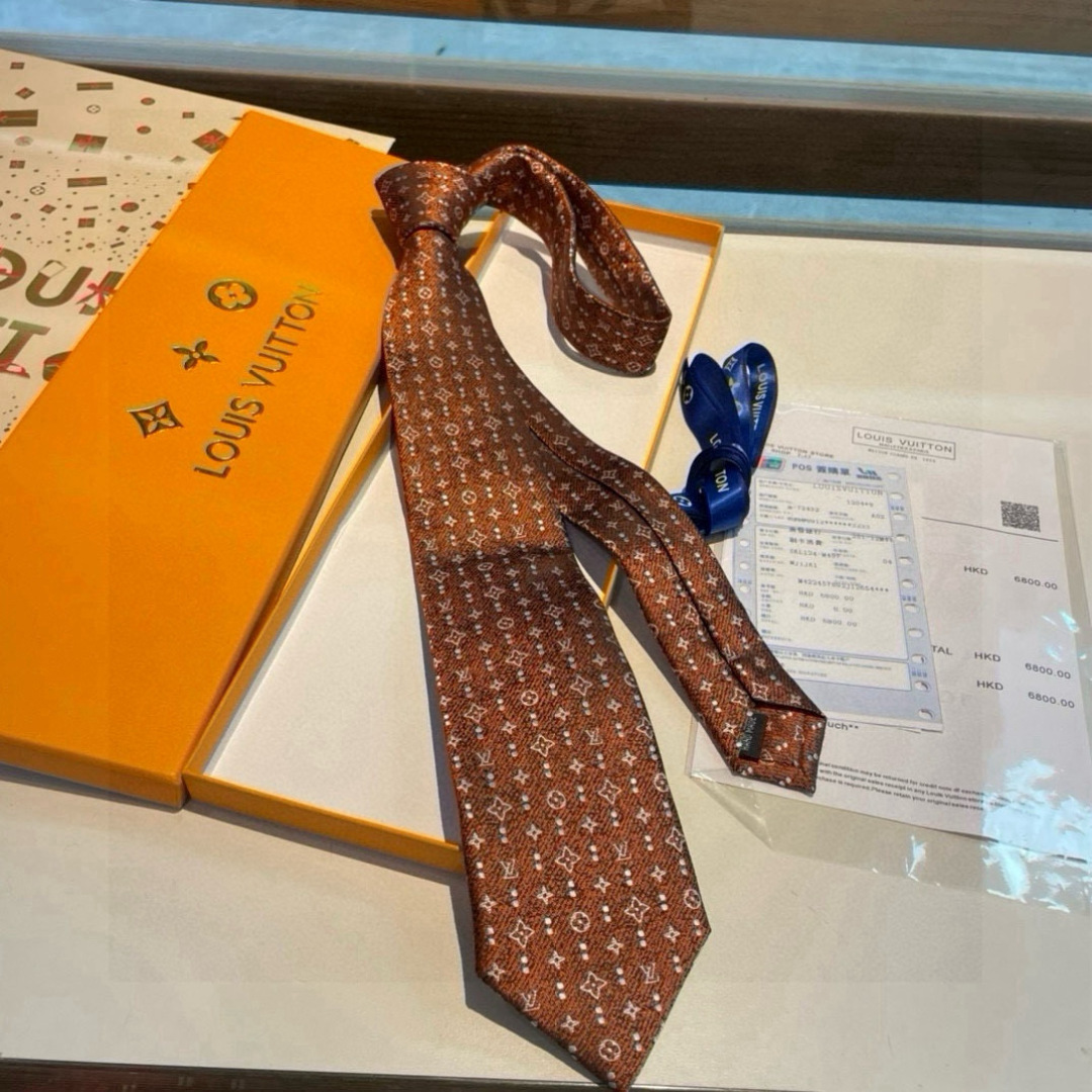 特价👏专柜同歩👔👔精致的小Logo提花，低调奢华大气的配色，这款领带将Lv标志性的Damier图案以同色