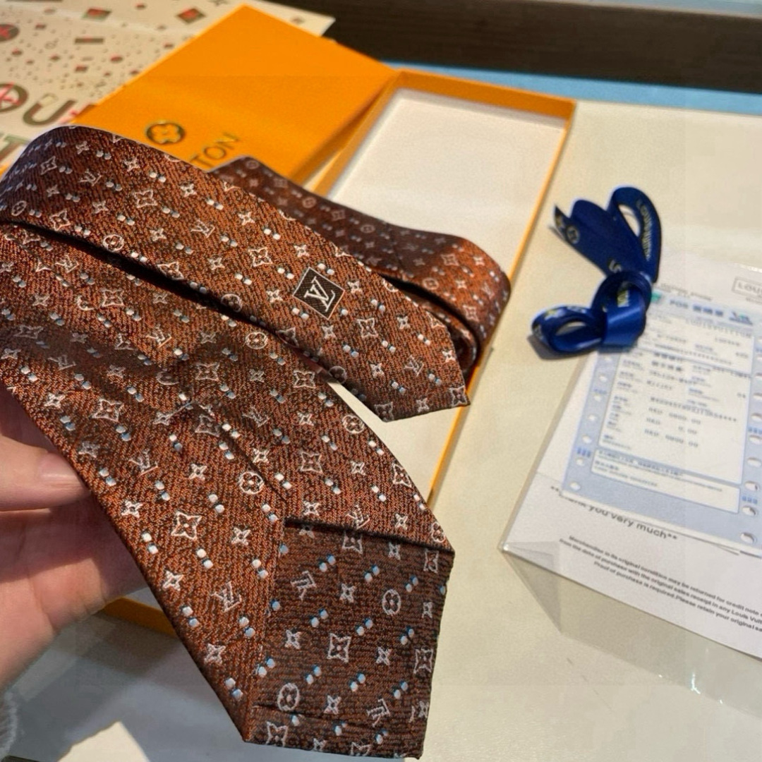 特价👏专柜同歩👔👔精致的小Logo提花，低调奢华大气的配色，这款领带将Lv标志性的Damier图案以同色
