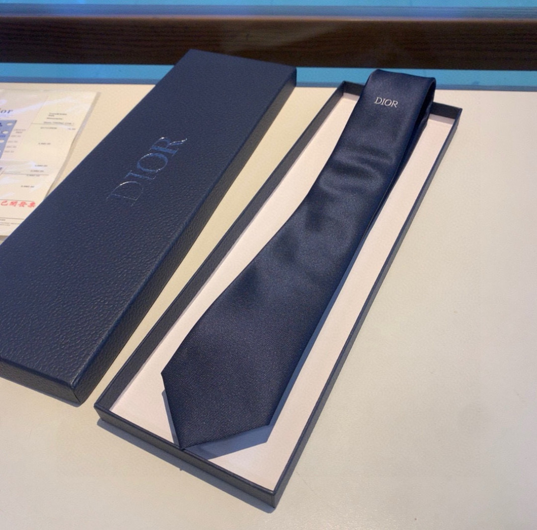 特价 爆款到👏👏Do家新款领带  👔👔Dior男士【D家LOGO系列领带】，稀有😻😻展现精湛手工与时尚优