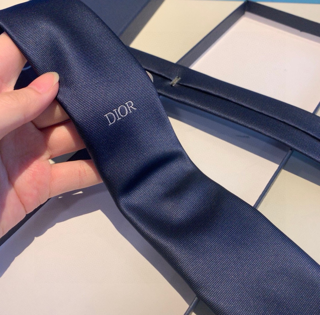 特价 爆款到👏👏Do家新款领带  👔👔Dior男士【D家LOGO系列领带】，稀有😻😻展现精湛手工与时尚优