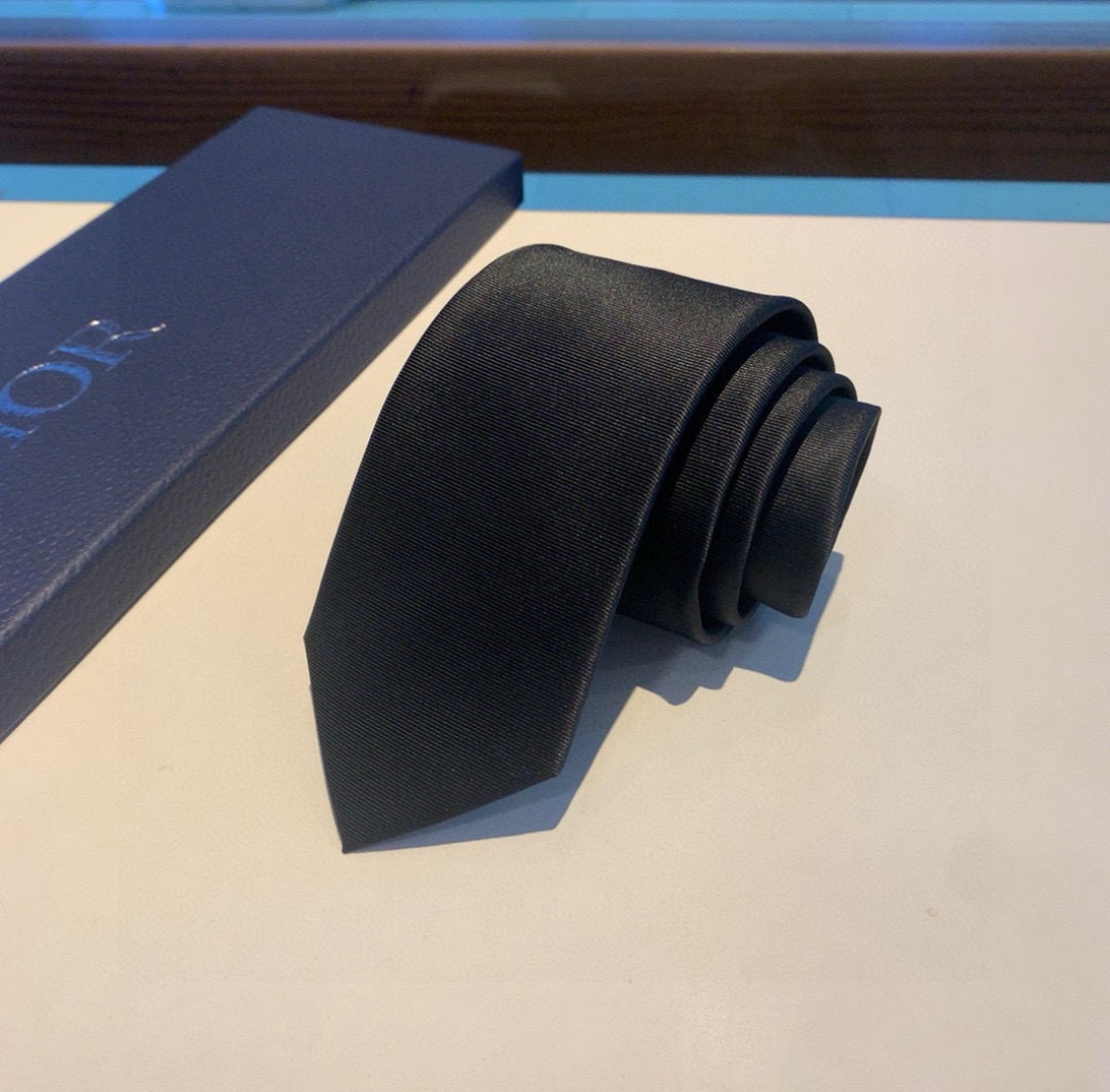 特价 爆款到👏👏Do家新款领带  👔👔Dior男士【D家LOGO系列领带】，稀有😻😻展现精湛手工与时尚优