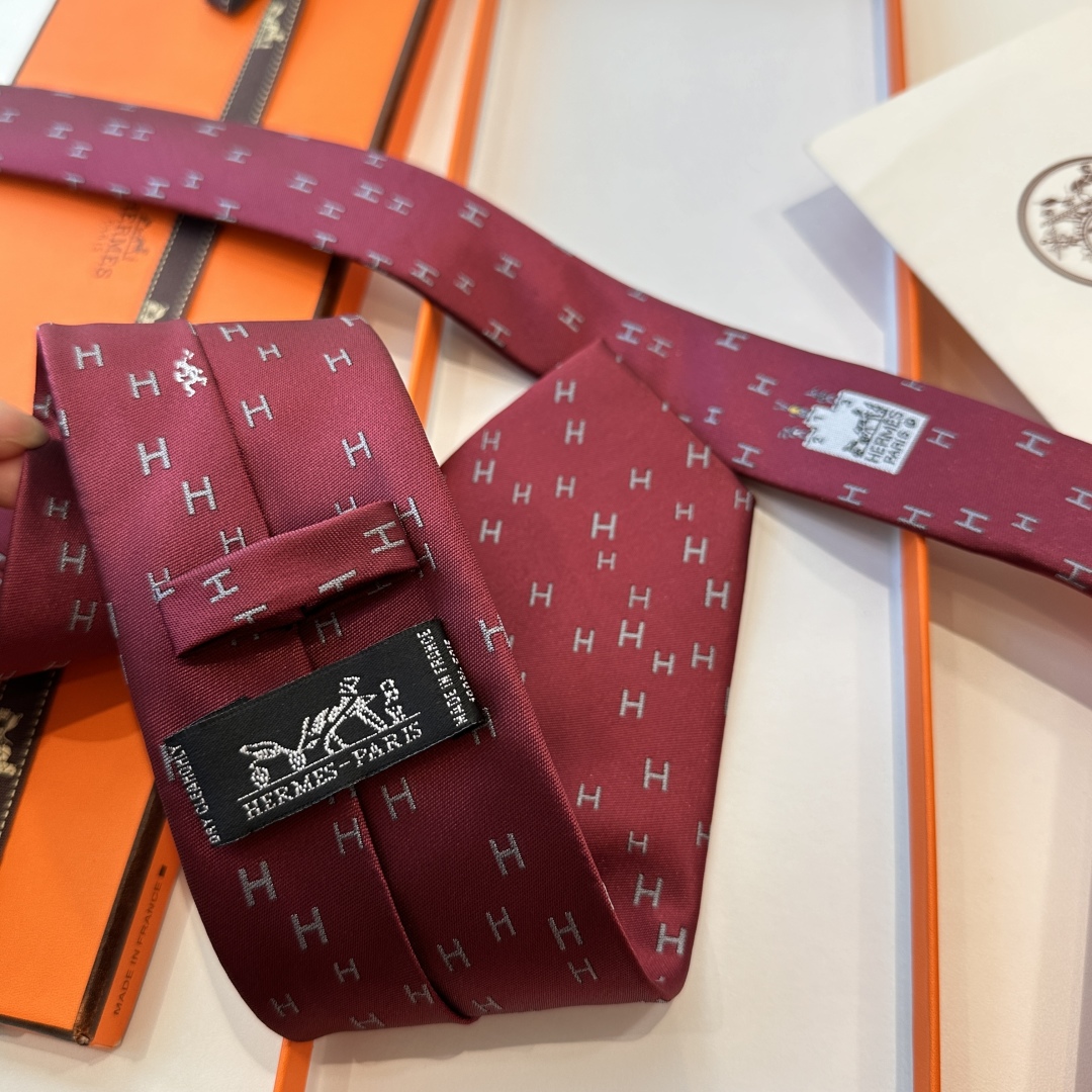 特价特 男士新款领带系列👔👔，稀有H家每年都有一千条不同印花的领带面世，从最初的多以几何图案表现骑术活动