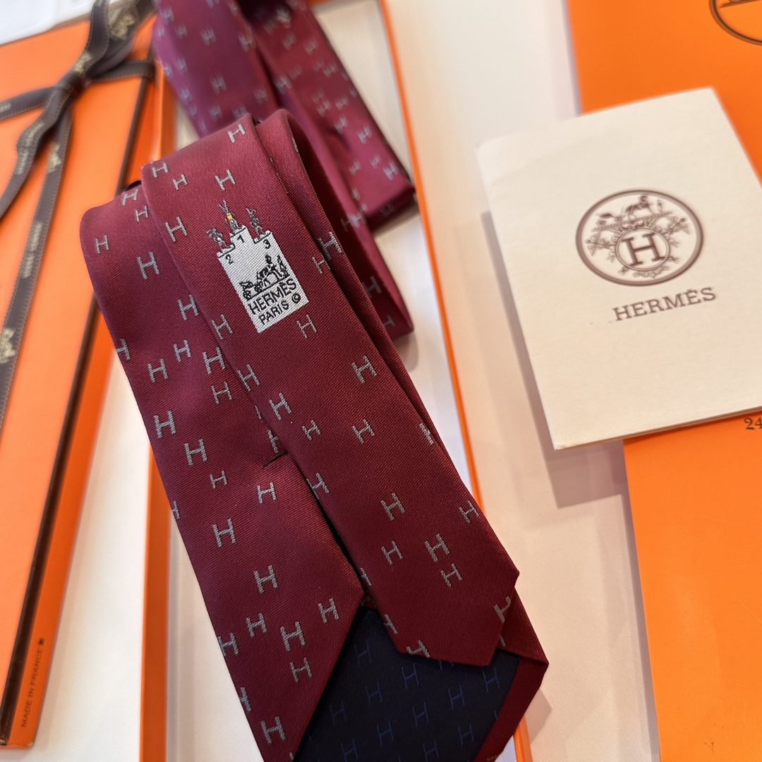 特价特 男士新款领带系列👔👔，稀有H家每年都有一千条不同印花的领带面世，从最初的多以几何图案表现骑术活动