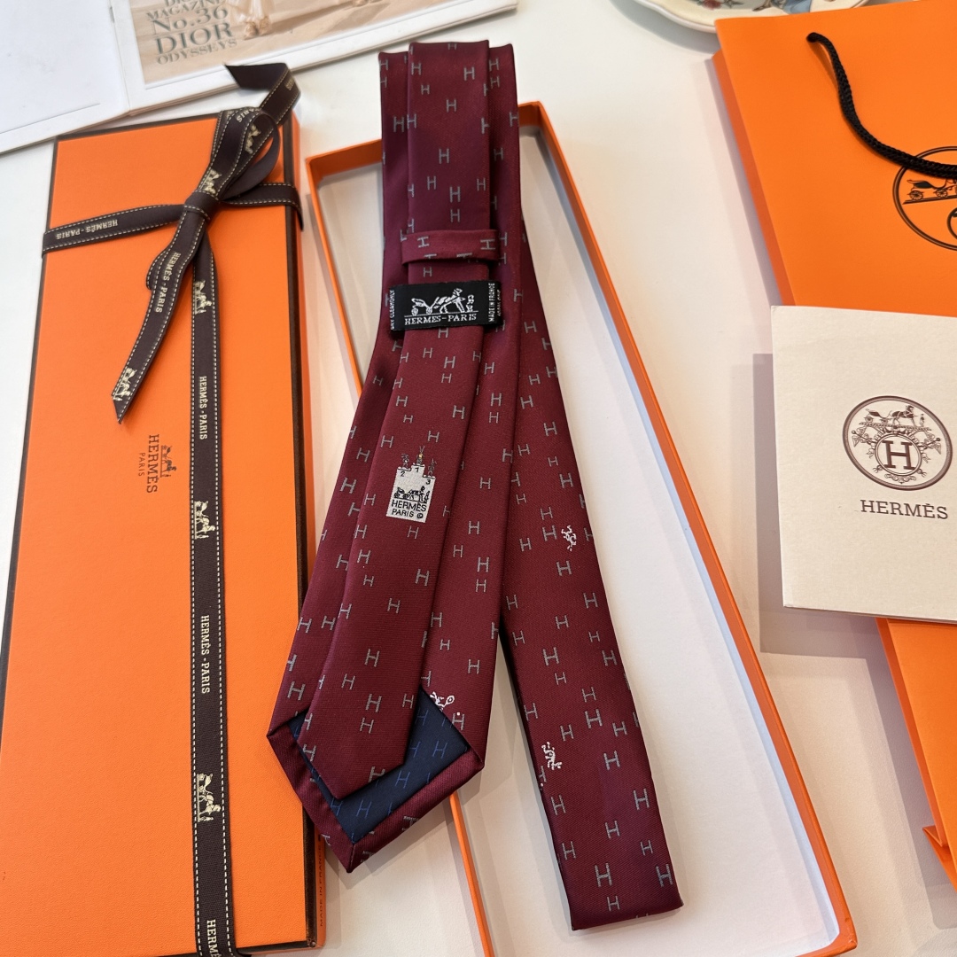 特价特 男士新款领带系列👔👔，稀有H家每年都有一千条不同印花的领带面世，从最初的多以几何图案表现骑术活动