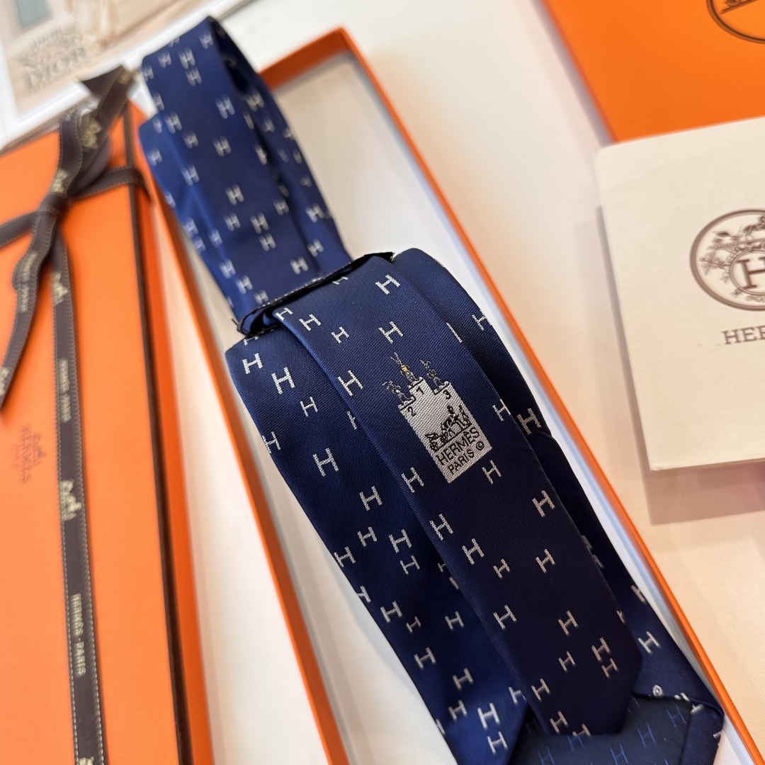 特价特 男士新款领带系列👔👔，稀有H家每年都有一千条不同印花的领带面世，从最初的多以几何图案表现骑术活动