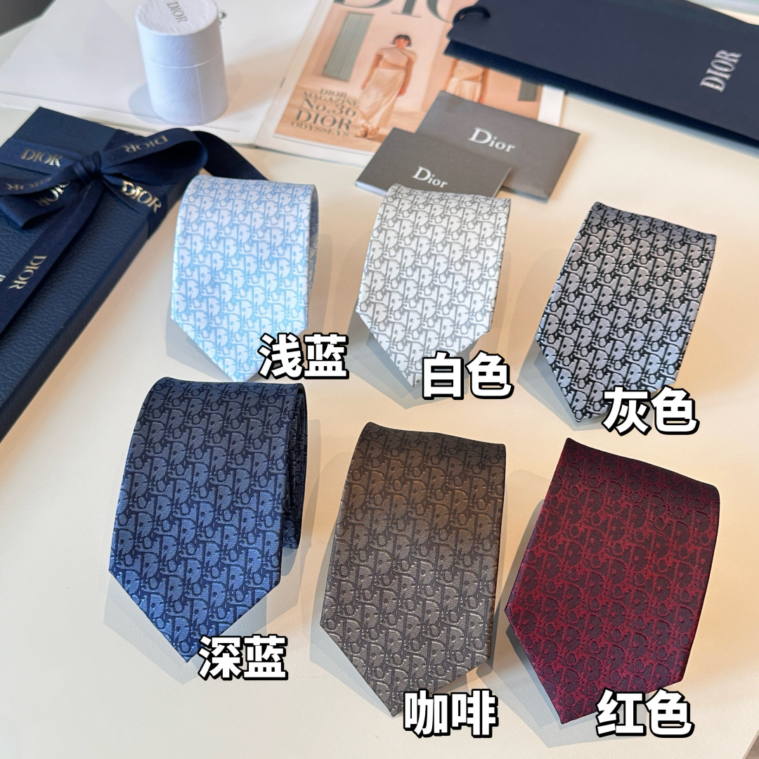 特价特 这款领带突显蓝色 Oblique Pixel 印花，全新演绎经典图案。采用淡蓝色桑蚕丝面料精心制