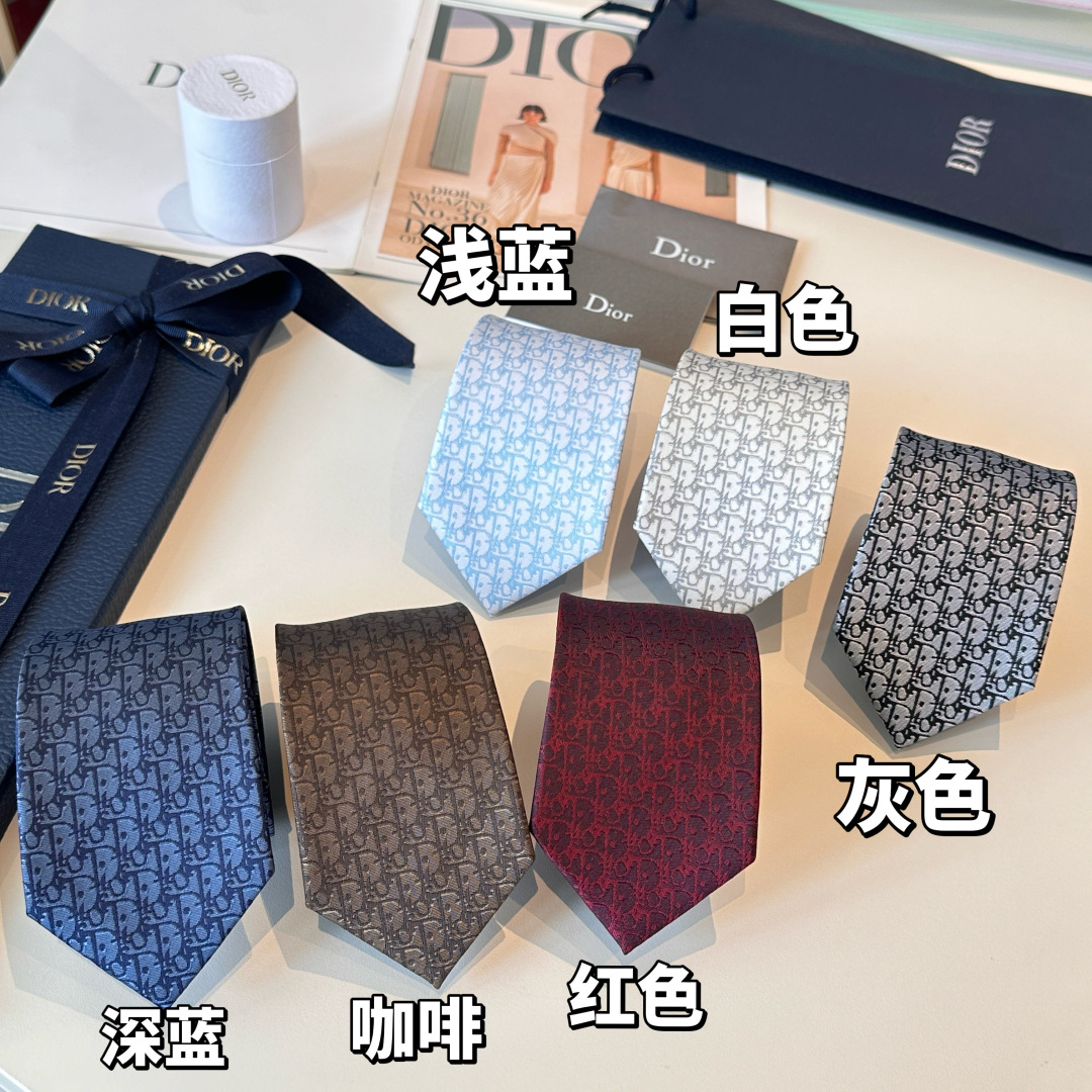 特价特 这款领带突显蓝色 Oblique Pixel 印花，全新演绎经典图案。采用淡蓝色桑蚕丝面料精心制