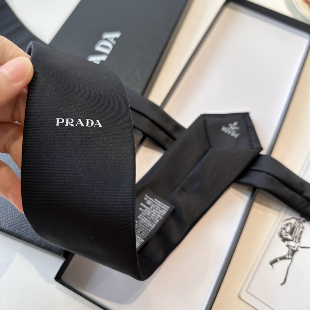 特价特 👏👏P家经典领带 中性款【Prada字母领带】高端定制，双层水洗标，稀有😻😻展现精湛手工与时尚优
