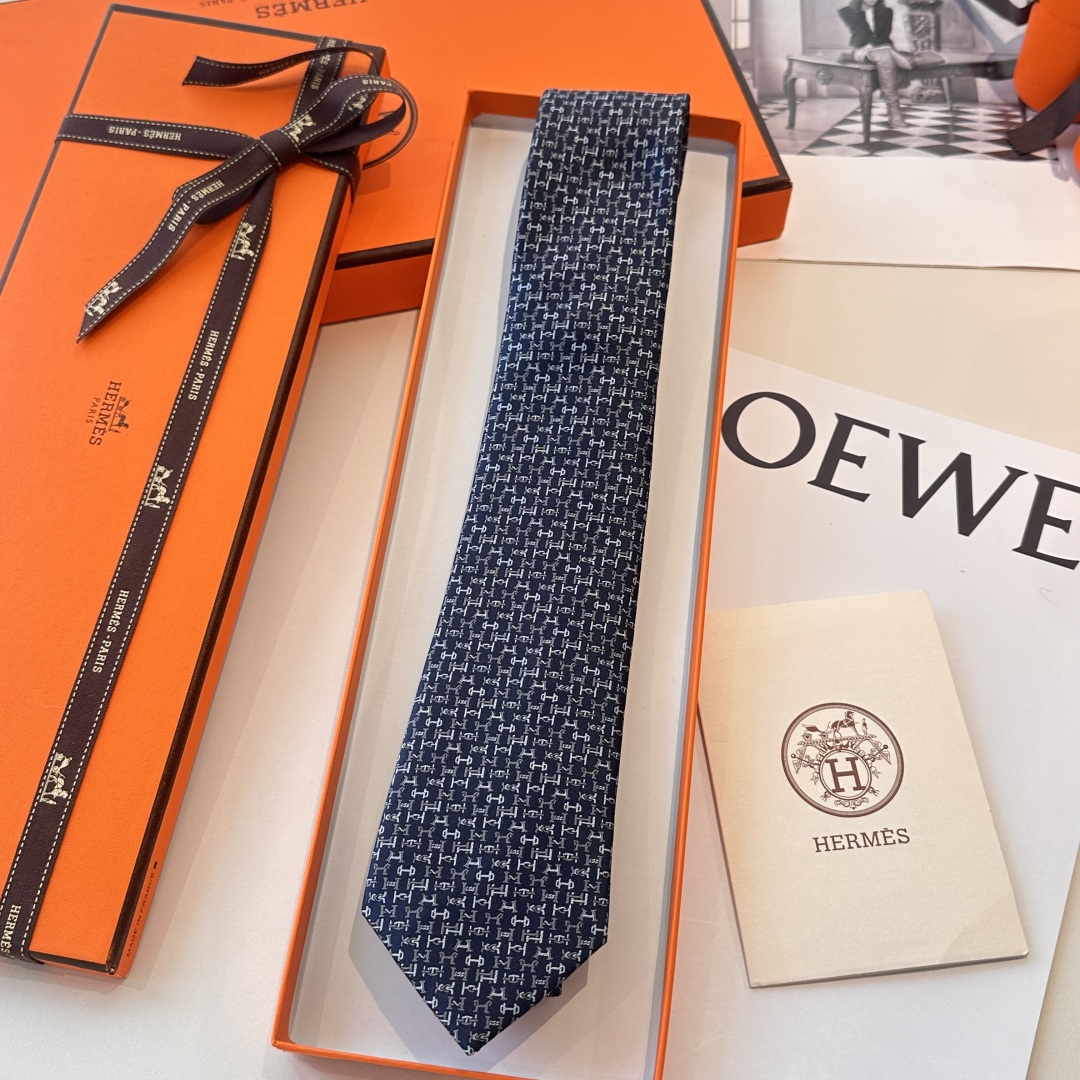 特价特价P 蓝色 男士新款领带系列【H字母领带】👔👔，稀有😻😻H家每年都有一千条不同印花的领带面世，从最