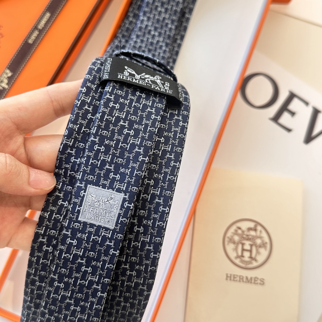 特价特价P 蓝色 男士新款领带系列【H字母领带】👔👔，稀有😻😻H家每年都有一千条不同印花的领带面世，从最
