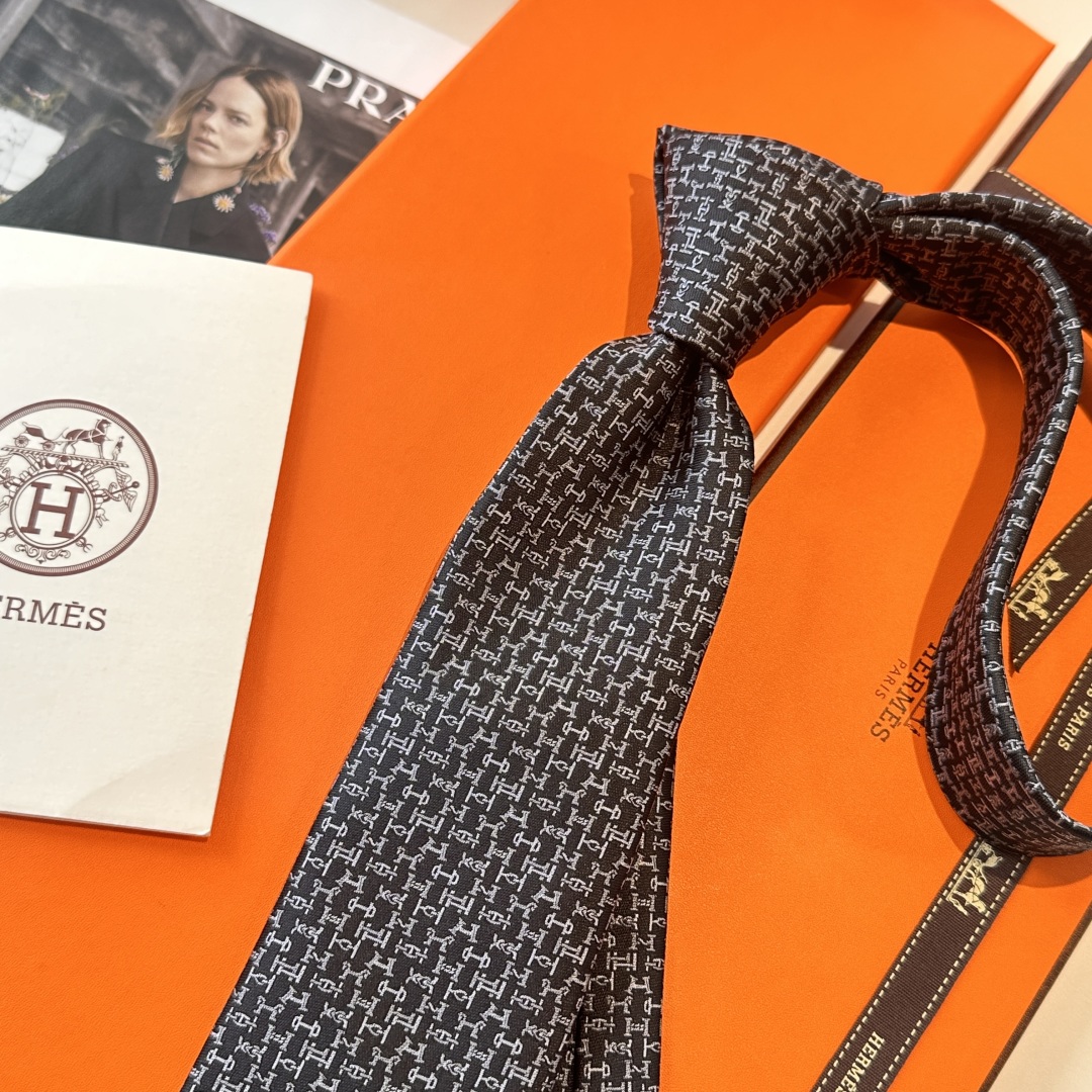 特价特价P 黑色 男士新款领带系列【H字母领带】👔👔，稀有😻😻H家每年都有一千条不同印花的领带面世，从最
