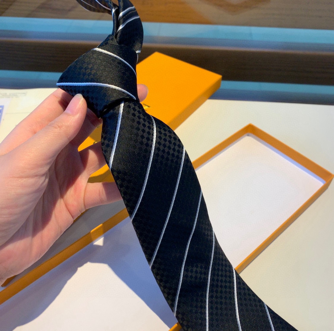 特价特价P LV专柜同步出货啦‼ 男士领带系列【ECU领带】👔👔，稀有😻😻展现精湛手工与时尚优雅的理想选