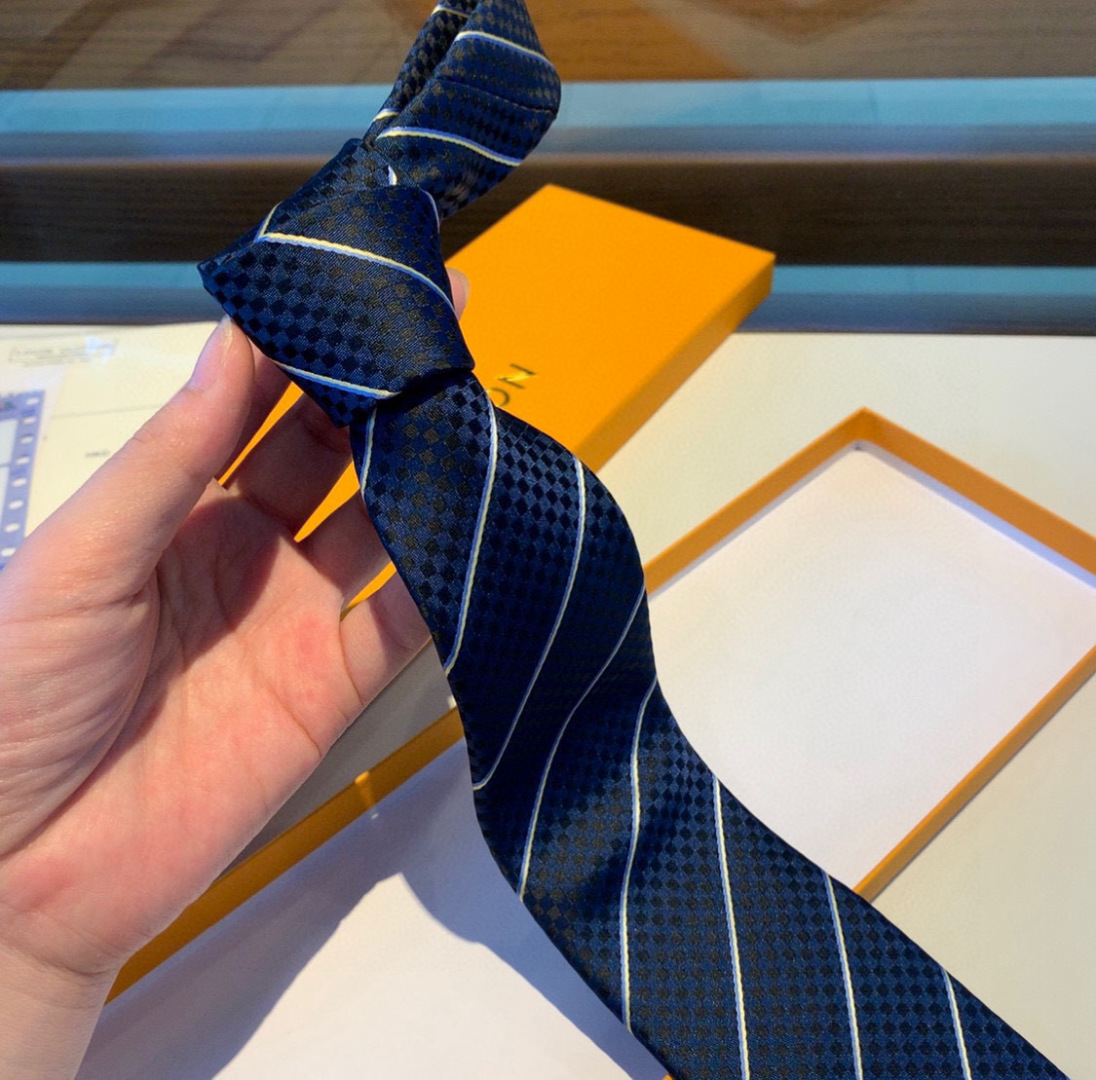特价特价P LV专柜同步出货啦‼ 男士领带系列【ECU领带】👔👔，稀有😻😻展现精湛手工与时尚优雅的理想选