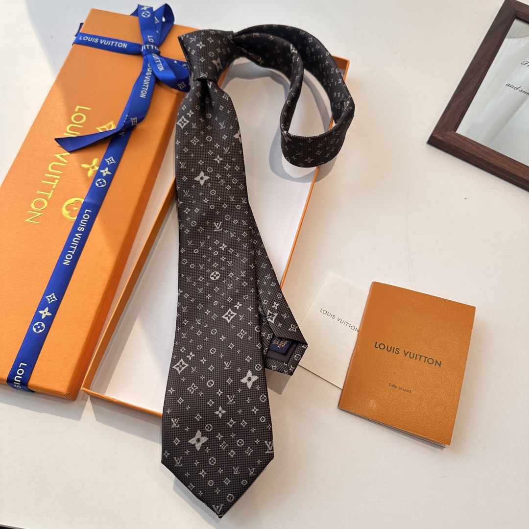 特价特价P 专柜同歩👔👔精致的小Logo提花，低调奢华大气的配色，这款领带将Lv标志性的Damier图案
