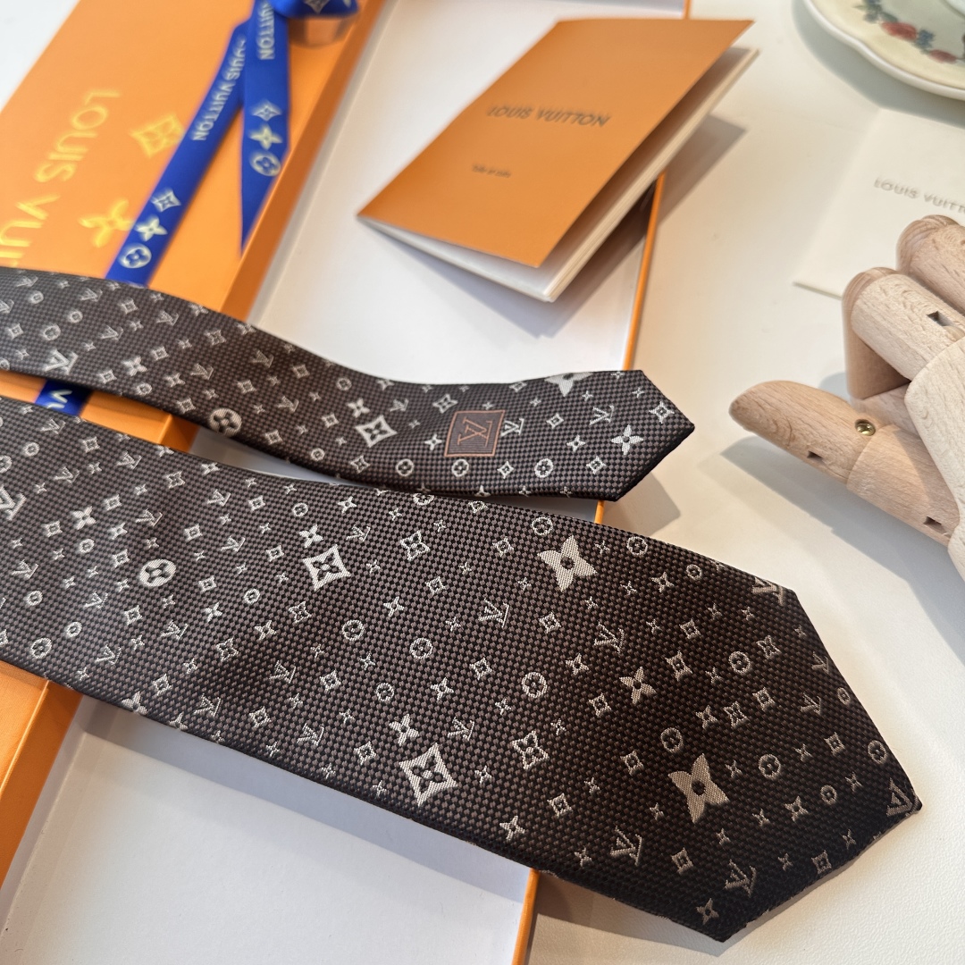 特价特价P 专柜同歩👔👔精致的小Logo提花，低调奢华大气的配色，这款领带将Lv标志性的Damier图案