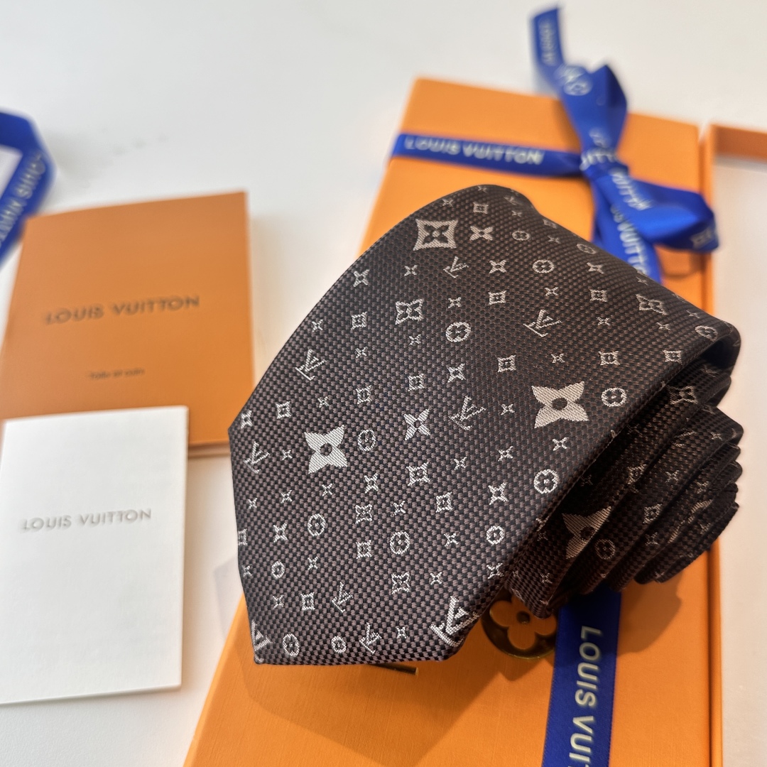 特价特价P 专柜同歩👔👔精致的小Logo提花，低调奢华大气的配色，这款领带将Lv标志性的Damier图案