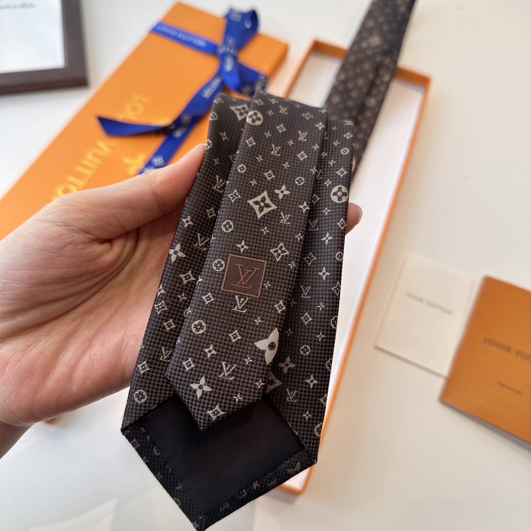 特价特价P 专柜同歩👔👔精致的小Logo提花，低调奢华大气的配色，这款领带将Lv标志性的Damier图案