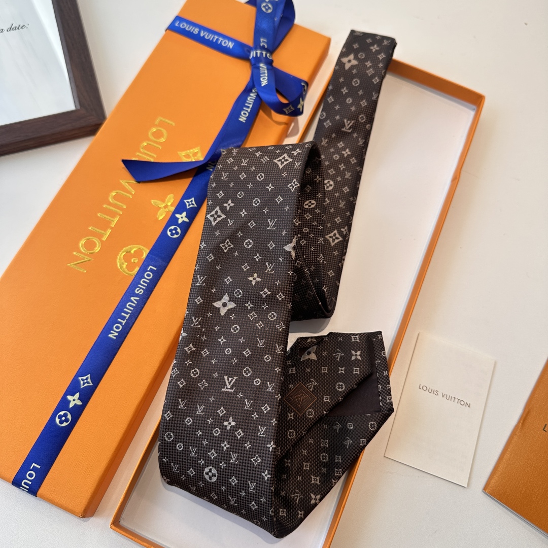 特价特价P 专柜同歩👔👔精致的小Logo提花，低调奢华大气的配色，这款领带将Lv标志性的Damier图案