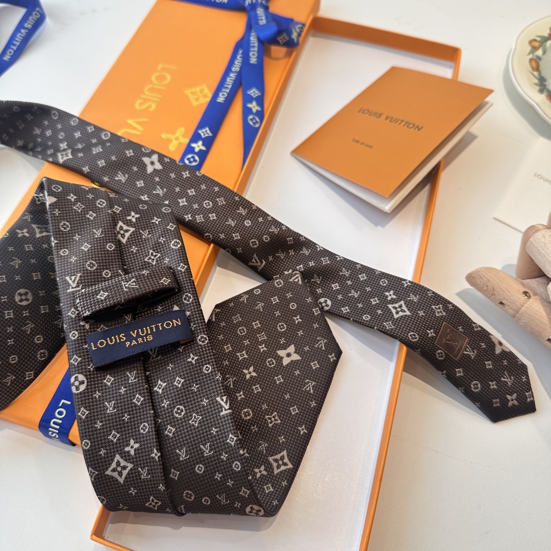 特价特价P 专柜同歩👔👔精致的小Logo提花，低调奢华大气的配色，这款领带将Lv标志性的Damier图案