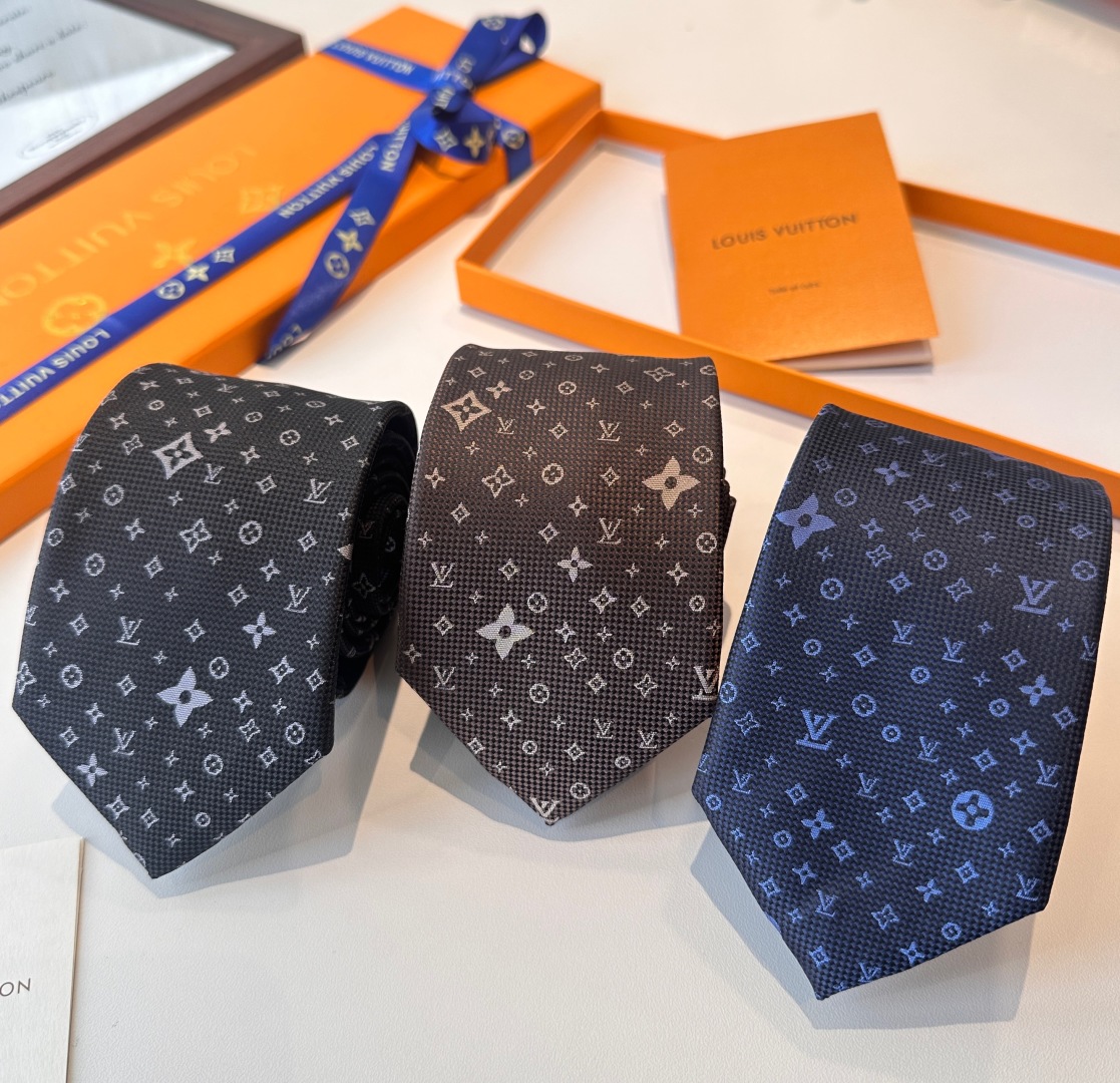 特价特价P 专柜同歩👔👔精致的小Logo提花，低调奢华大气的配色，这款领带将Lv标志性的Damier图案
