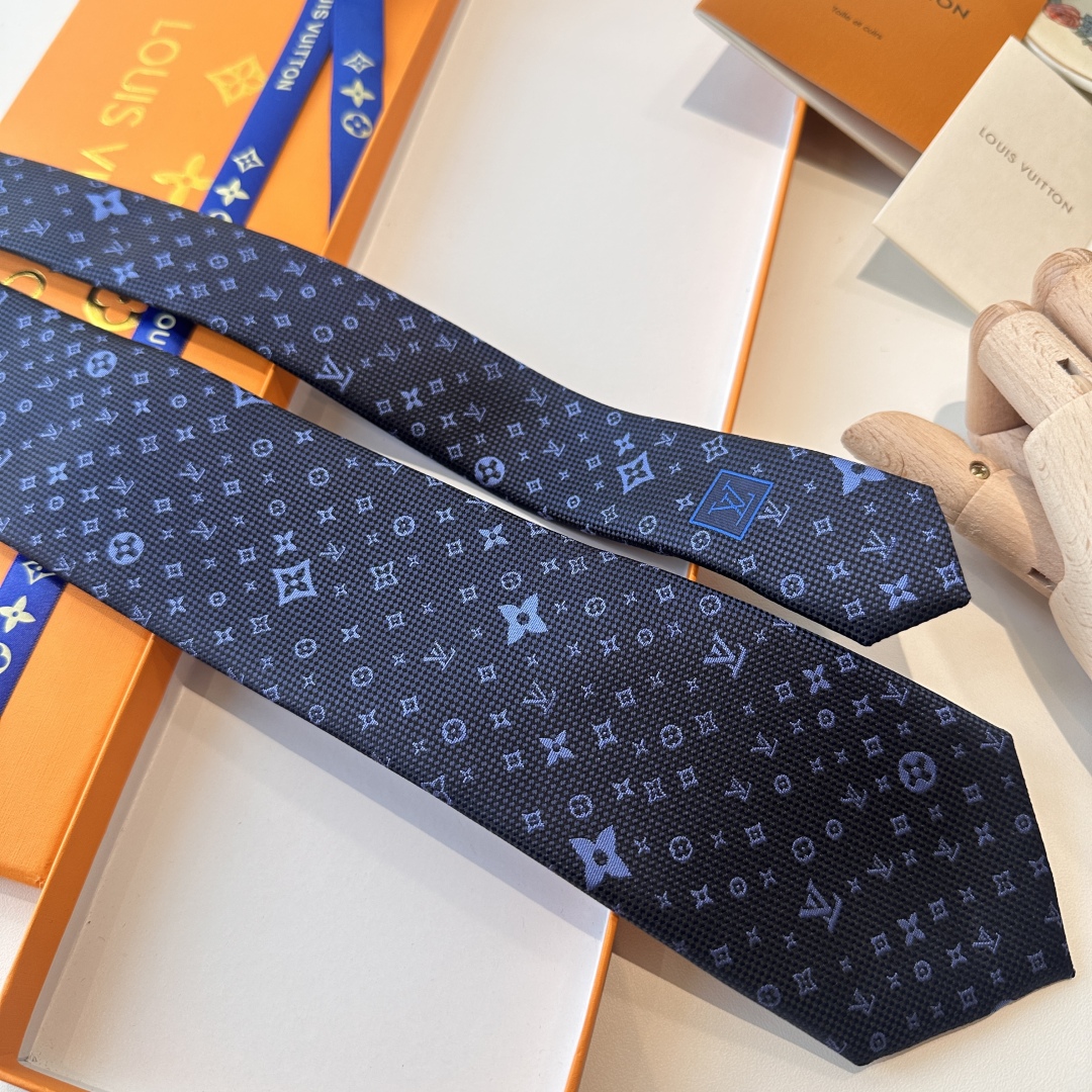 特价特价P 专柜同歩👔👔精致的小Logo提花，低调奢华大气的配色，这款领带将Lv标志性的Damier图案